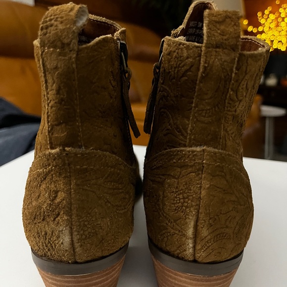 Yellow Box Caramel Embossed Leather Ankle Booties Size 8 - Picture 4 of 8